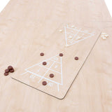 Mesa de jogos em carvalho clara com tabuleiro de jogos, fichas marrons e brancas, ideal para diversão em família e amigos