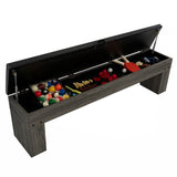 Mesa de jogos cinza com dois bancos, espaço de arrumação embaixo, contendo bolas coloridas e acessórios de jogos variados