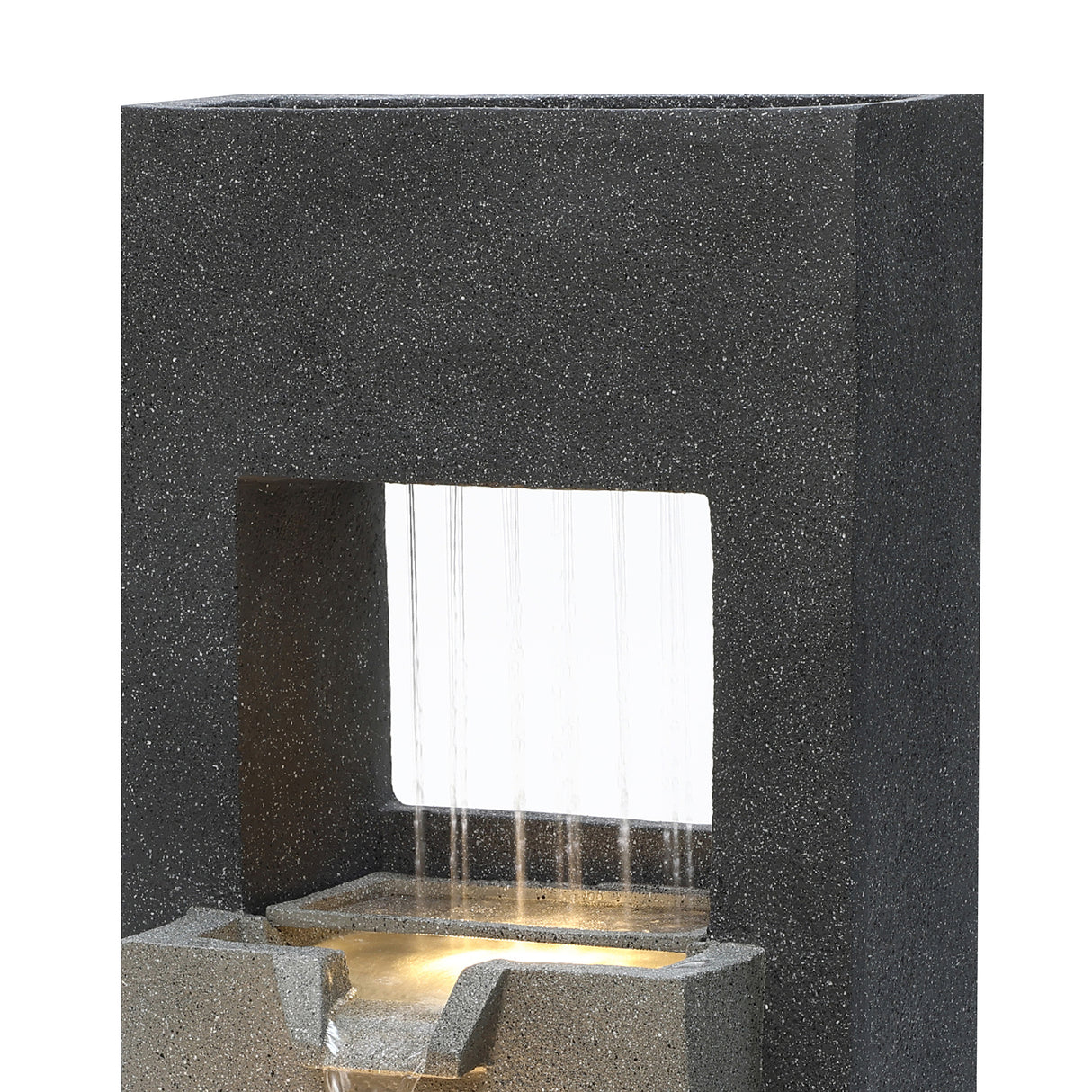 Fonte de água elétrica para jardim "Cascade Springs" em pedra escura, com água jorrando suavemente e luz suave iluminando a base