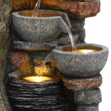 Fonte de água elétrica para jardim "Rustic Brook" com três bacias de pedra cinza, jorrando água em um design rústico e natural
