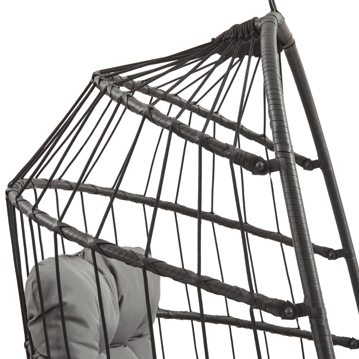 Cadeira suspensa tipo ovo em rattan preto, com estrutura de fios entrelaçados e almofada cinza, ideal para relaxar e decorar ambientes
