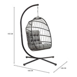 Cadeira suspensa tipo ovo em rattan preto, com estrutura metálica e almofadas cinzas, ideal para relaxar e decorar ambientes modernos