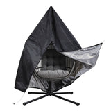 Cadeira suspensa tipo ovo em rattan preto, com estrutura metálica e almofada cinza, ideal para relaxar em ambientes internos ou externos