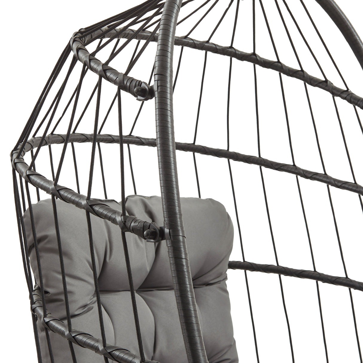 Cadeira suspensa tipo ovo em rattan preto, com estrutura de fios entrelaçados e almofada cinza acolchoada para conforto e estilo