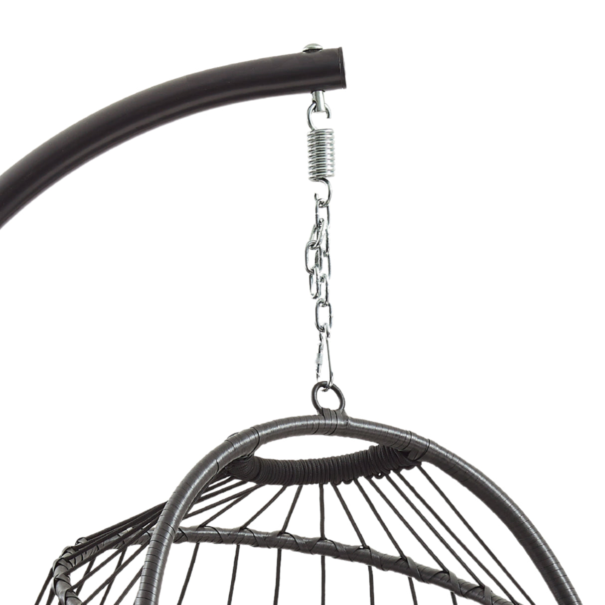 Cadeira suspensa tipo ovo em rattan preto, com estrutura curva e detalhes em metal, ideal para relaxar em ambientes internos ou externos
