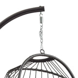 Cadeira suspensa tipo ovo em rattan preto, com estrutura curva e detalhes em metal, ideal para relaxar em ambientes internos ou externos