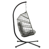 Cadeira suspensa tipo ovo em rattan cinzento, com estrutura metálica preta e almofada macia, ideal para relaxar ao ar livre