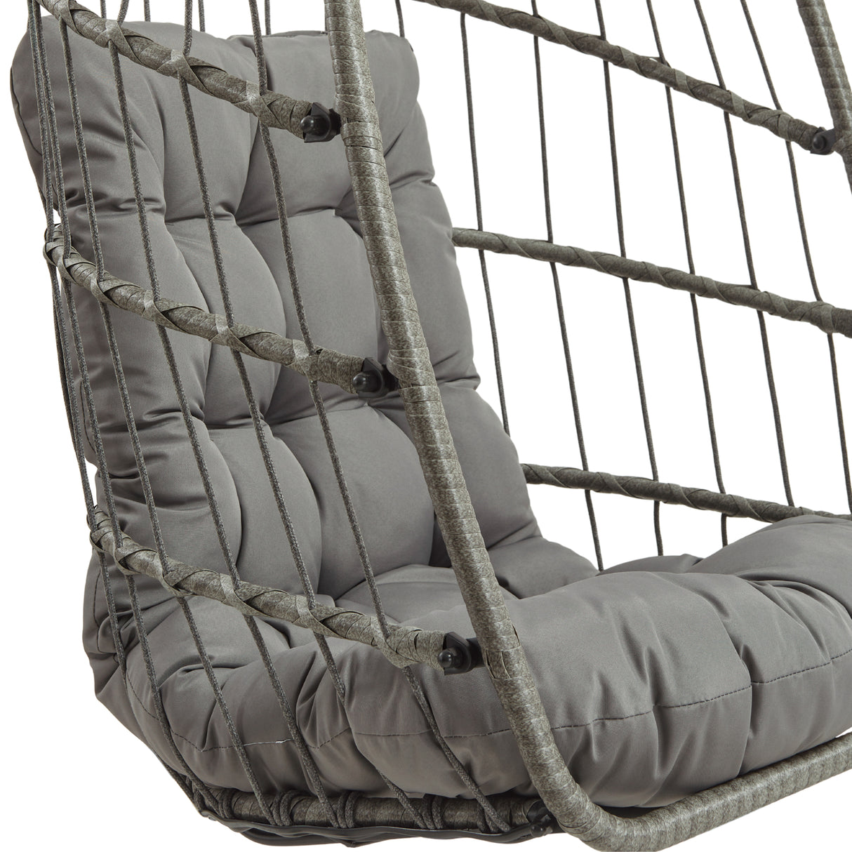 Cadeira suspensa tipo ovo em rattan cinzento, com almofada macia e texturizada, ideal para relaxar em ambientes internos ou externos