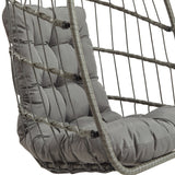 Cadeira suspensa tipo ovo em rattan cinzento, com almofada macia e texturizada, ideal para relaxar em ambientes internos ou externos