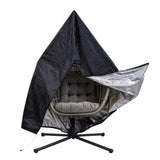 Cadeira suspensa tipo ovo em rattan cinzento, com estrutura em metal preto e almofada macia, ideal para relaxar e decorar ambientes