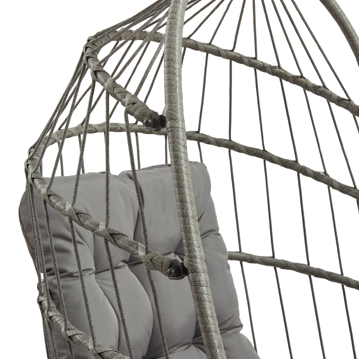 Cadeira suspensa tipo ovo em rattan cinzento, com estrutura trançada e almofadas cinzas, ideal para relaxar em ambientes internos ou externos