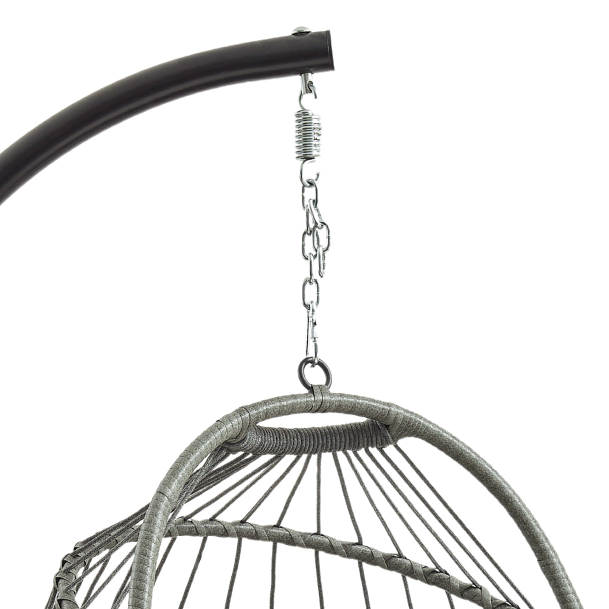 Cadeira suspensa tipo ovo em rattan cinza, com estrutura metálica e cordas trançadas, ideal para relaxar em ambientes internos ou externos