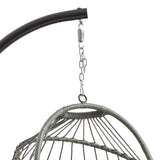 Cadeira suspensa tipo ovo em rattan cinza, com estrutura metálica e cordas trançadas, ideal para relaxar em ambientes internos ou externos