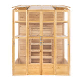 Estufa de madeira em estilo vitoriano, com acabamento natural, portas de vidro e prateleiras internas de madeira clara, ideal para jardinagem