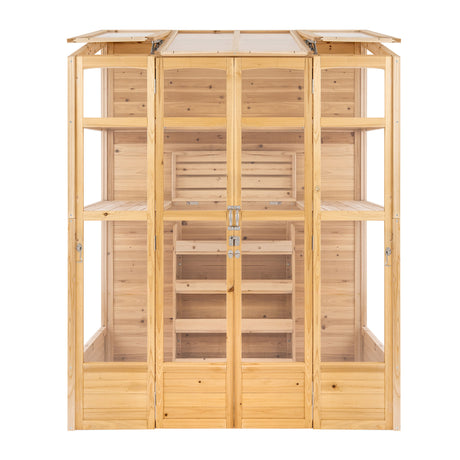Estufa de madeira em estilo vitoriano, com acabamento natural, portas de vidro e prateleiras internas de madeira clara, ideal para jardinagem