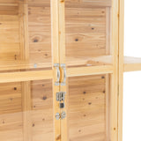 Estufa de madeira em estilo vitoriano, com acabamento natural, portas de vidro e detalhes em metal prateado, ideal para decoração