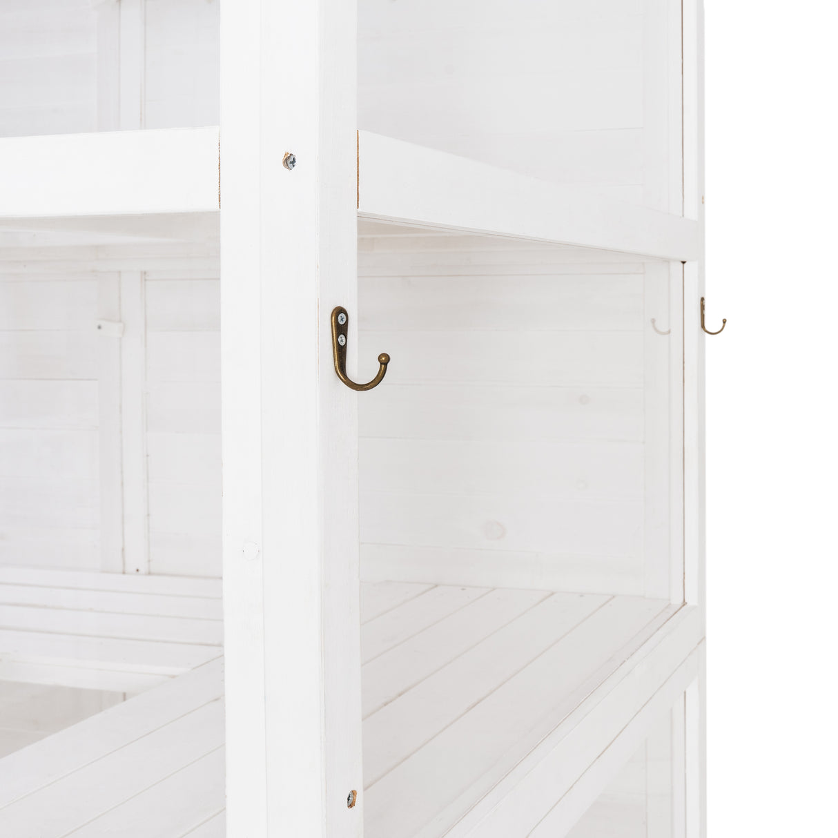 Estufa de madeira vitoriana branca, com prateleiras espaçosas e ganchos de metal, ideal para armazenamento e decoração elegante
