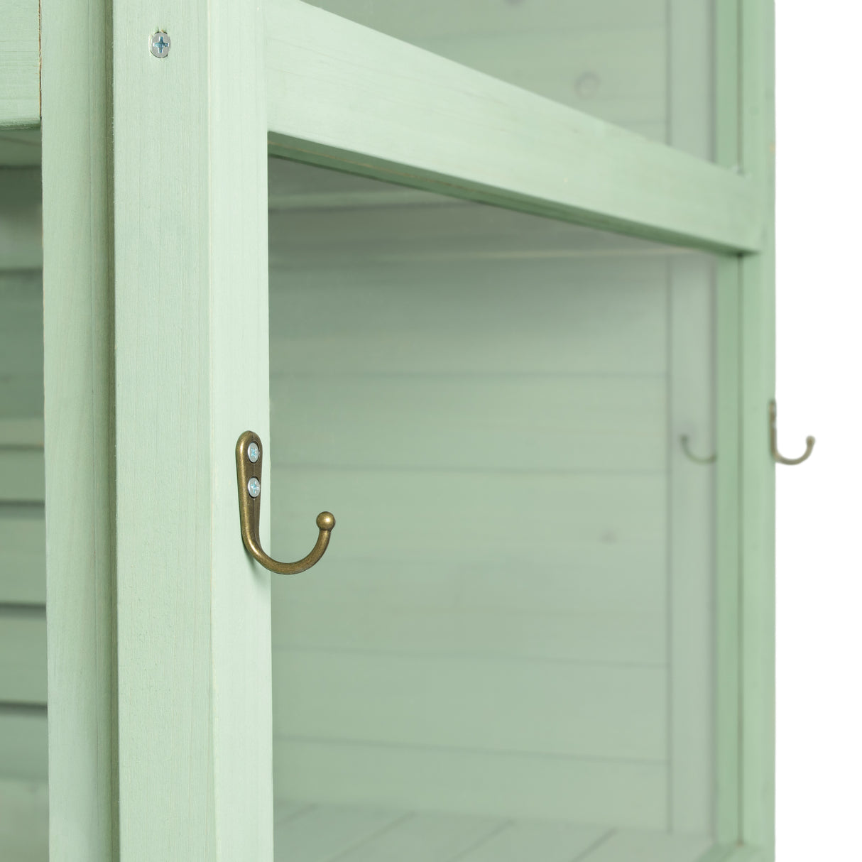 Estufa de madeira vitoriana verde com prateleiras, detalhes em metal dourado e acabamento suave, ideal para decoração e organização