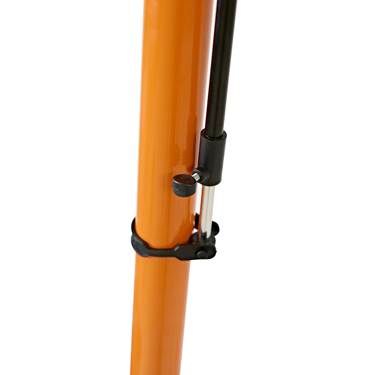 Suporte de oficina para bicicletas em laranja vibrante, com estrutura metálica e detalhes em preto, ideal para manutenção e reparos