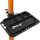 Suporte de oficina para bicicletas em preto, com compartimentos para ferramentas, incluindo chave e alavanca, montado em um suporte laranja