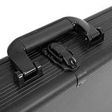 Mala de viagem preta com textura riscada, alça robusta e fecho metálico, ideal para proteção e transporte de objetos pessoais