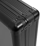 Maleta rígida preta com acabamento em alumínio, cantos arredondados e fechos metálicos, ideal para transporte seguro de equipamentos