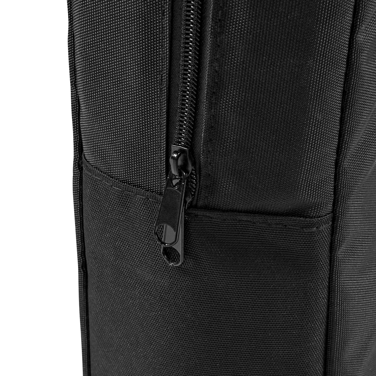 Bolsa preta de material resistente, com zíper brilhante e textura suave, ideal para armazenamento e transporte de itens pessoais