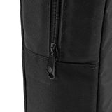 Bolsa preta de material resistente, com zíper brilhante e textura suave, ideal para armazenamento e transporte de itens pessoais