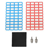 Etiquetas adesivas em azul e vermelho, com fundo branco, acompanhadas de um pano preto e dois clipes prateados para fixação