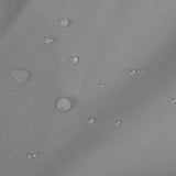 Superfície de tecido cinza com gotas de água, destacando a impermeabilidade e a textura resistente do material