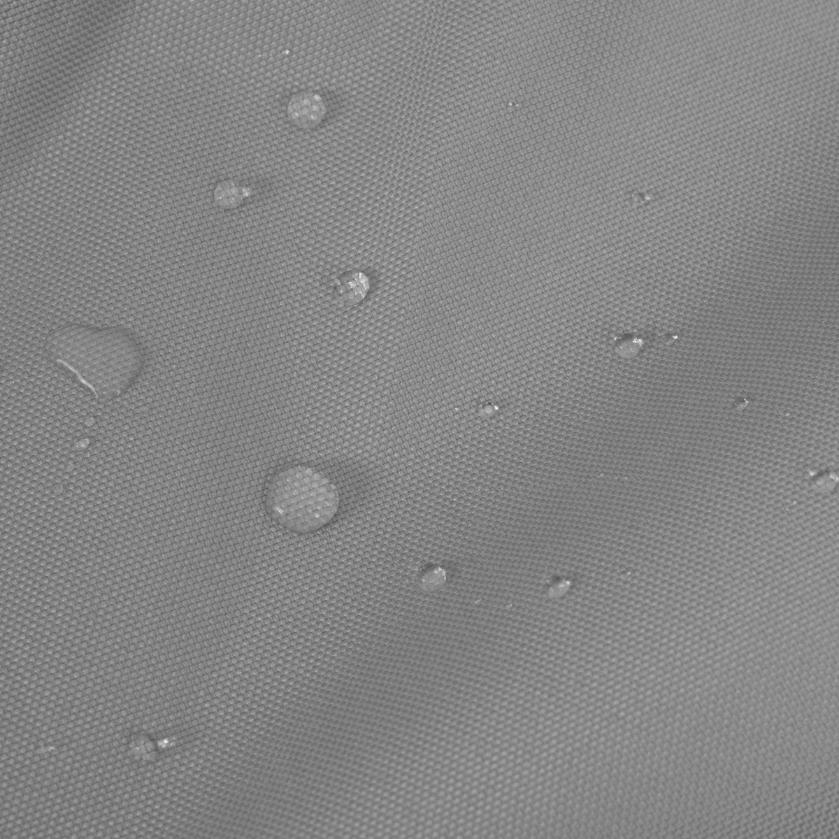Superfície de tecido cinza com gotas de água, destacando a impermeabilidade e a textura resistente do material