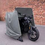 Garagem dobrável cinza para moto, com estrutura resistente, protegendo uma moto preta contra intempéries em fundo de tijolos