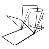Suporte de metal preto com design moderno, com várias camadas inclinadas para exibir produtos ou documentos de forma organizada