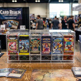 Pack para cartas TCG com vitrine transparente, dispensador e caixas de armazenamento, exibindo diversas cartas coloridas e organizadas