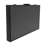 Mala de transporte preta, retangular, com acabamento liso e fechos metálicos, ideal para guardar e transportar equipamentos com segurança