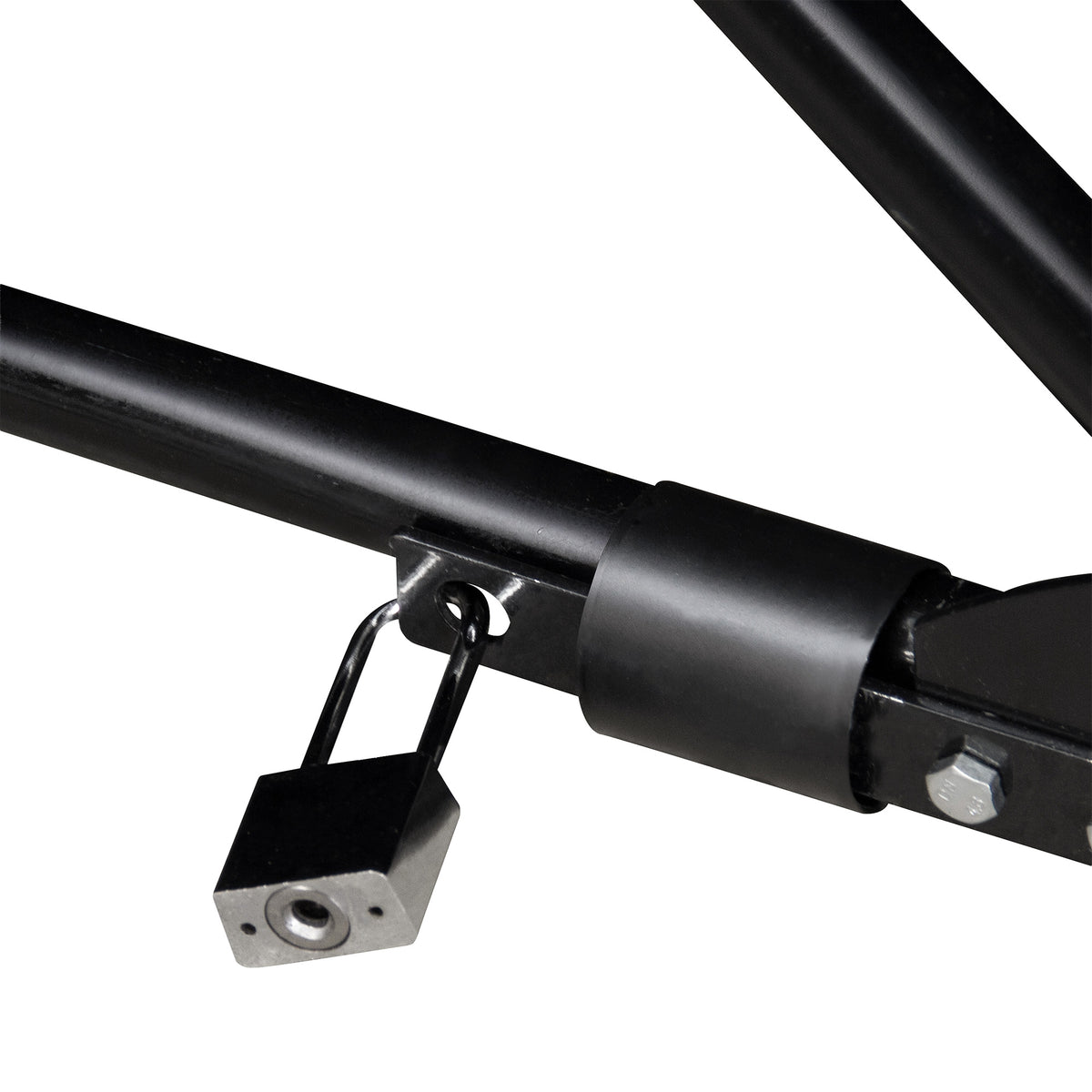 Estrutura de metal preta da garagem dobrável para moto, com detalhe do cadeado e acabamento resistente, ideal para segurança e praticidade