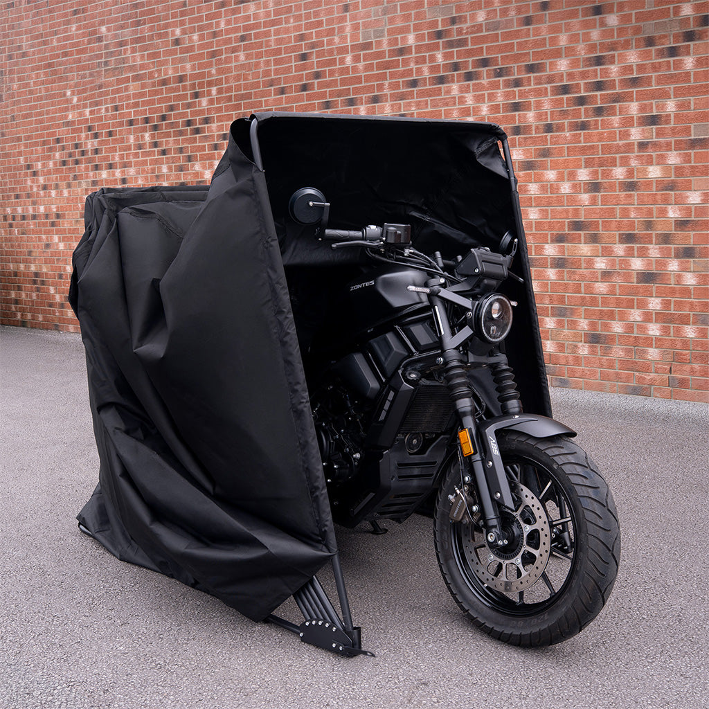 Garagem dobrável para moto XL, preta, com design resistente, protegendo uma moto em um fundo de parede de tijolos expostos