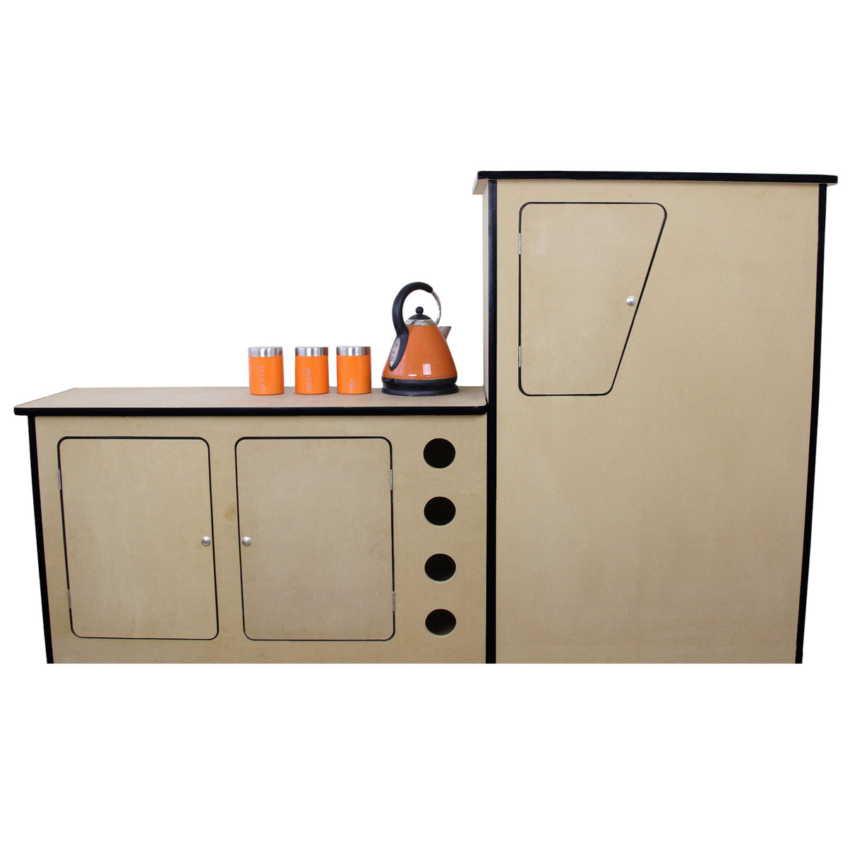 Revestimento cinza fumê para van, com armário de madeira clara, detalhes em preto e chaleira laranja, ideal para cozinha de camper
