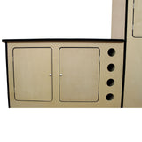 Revestimento cinza fumê para van, com textura suave, armário com portas e espaço para instalação de cozinha em camper
