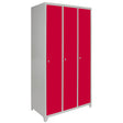 Armário de metal com três portas vermelhas, estrutura cinza, design moderno e acabamento liso, ideal para armazenamento eficiente