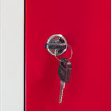 Fechadura prateada com chave pendurada em armário de metal vermelho, destacando a superfície lisa e vibrante do material