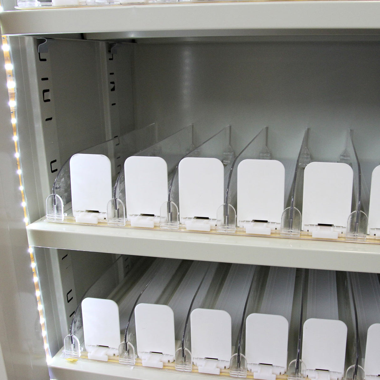 Armário de cigarros com portas azuis, prateleiras organizadas e divisórias transparentes, ideal para exibição e armazenamento