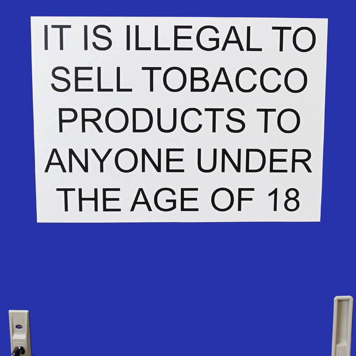Armário de cigarros com portas azuis, destacando um aviso em letras grandes sobre a venda de produtos de tabaco para menores de 18 anos