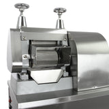 Máquina de suco de cana de aço inoxidável com acabamento polido, detalhes em metal brilhante e design robusto e funcional