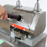 Máquina de suco de cana de aço inoxidável com design moderno, manivela de madeira e detalhes em metal brilhante, ideal para extrair suco fresco