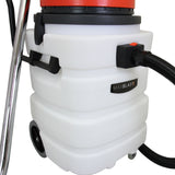 Aspirador industrial 90L em branco com detalhes pretos, rodas para fácil movimentação e mangueira para limpeza de pisos secos e molhados