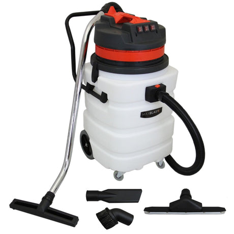 Aspirador industrial 90L em branco e preto, com detalhes laranja, mangueira flexível e acessórios para limpeza de pisos secos e molhados