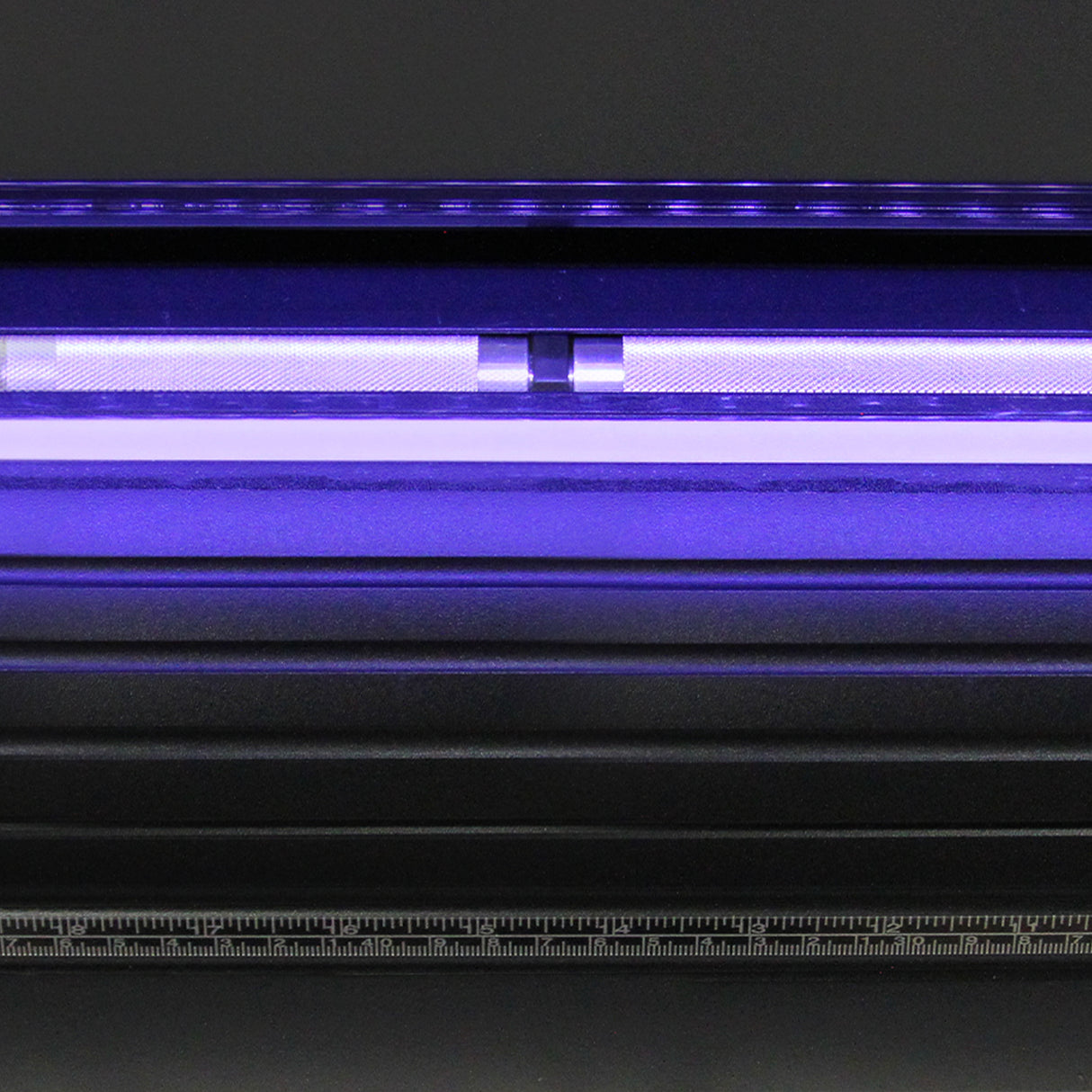 Plotter de recorte de vinil 720 com suporte, guia de luz LED roxa, estrutura metálica e detalhes em preto, ideal para cortes precisos