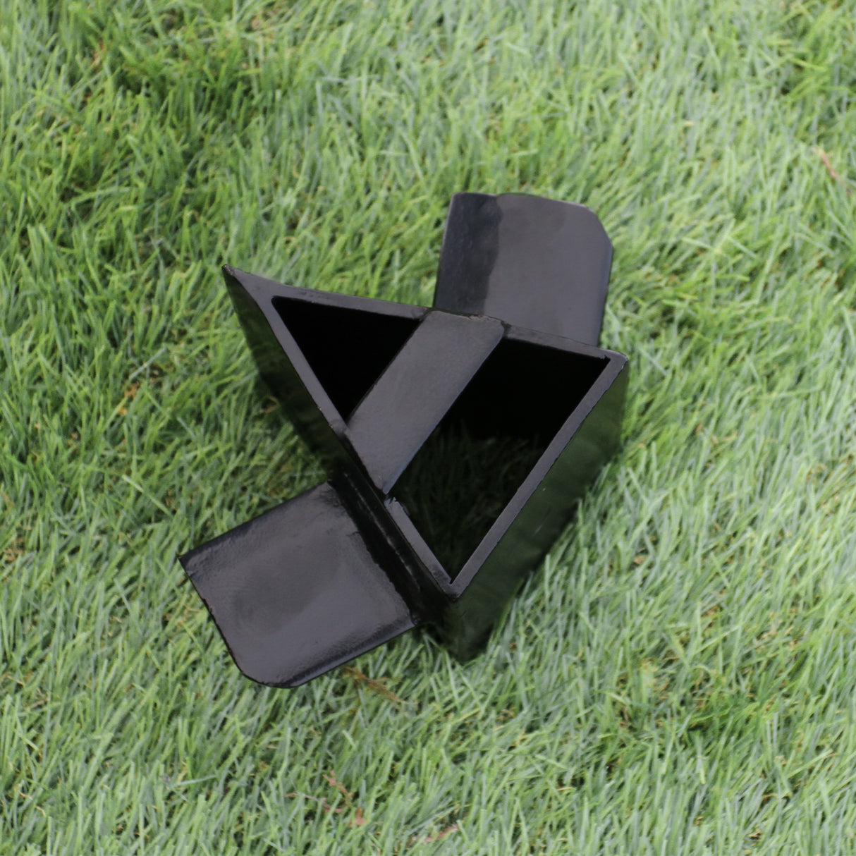 Rachador de toras T-Mech 7T com design robusto em metal preto, apresentando formas triangulares e acabamento liso, ideal para corte de madeira