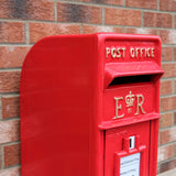 Caixa de correio Royal Mail vermelha com suporte, detalhes em dourado, textura lisa e formato retangular, ideal para correspondências